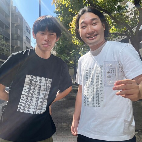 「かが屋の大カロ貝展」グッズを身に着けたかが屋。