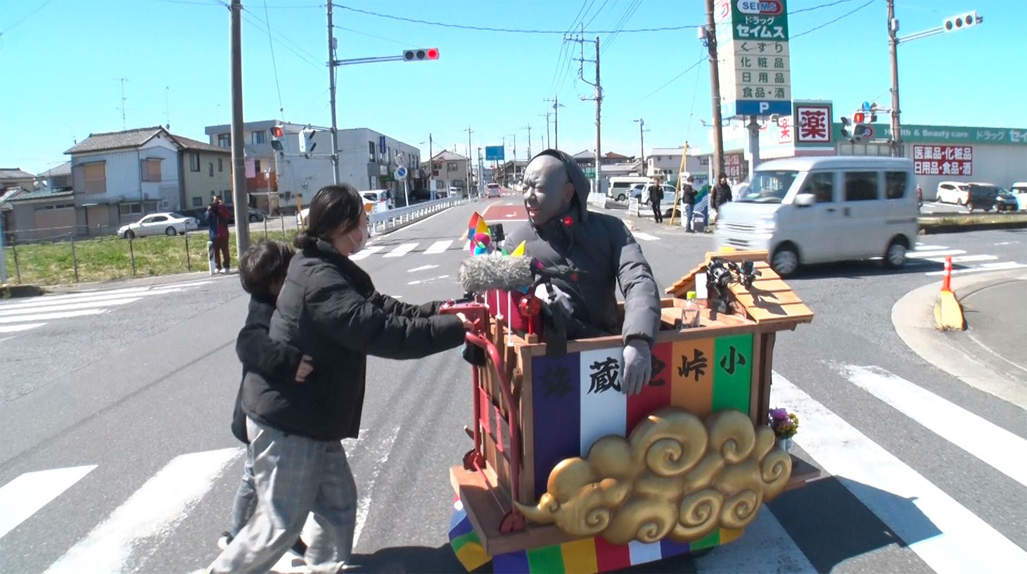 町の人に押してもらう小峠地蔵車。