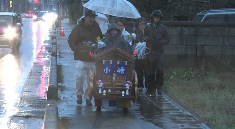 雨の中、押してもらう地蔵車。