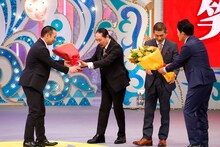 大賞の笑い飯に花束を渡す千鳥。