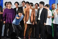 ポーズを決めるファイヤーサンダーこてつ（左）。