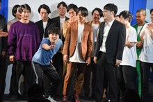 ポーズを決めるファイヤーサンダーこてつ（左）。