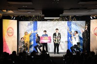 ファイヤーサンダーの優勝を祝福する歴代エースたち。