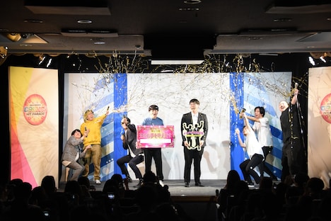 ファイヤーサンダーの優勝を祝福する歴代エースたち。