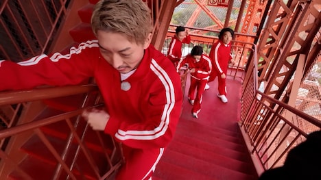 「東京タワー階段上りバトル」のワンシーン。(c)TBS