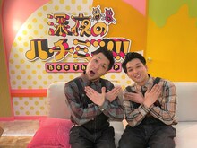 フジテレビ湾岸スタジオ内の「ハチミツハウス」に“ガチ移住”した生ファラオ。(c)フジテレビ