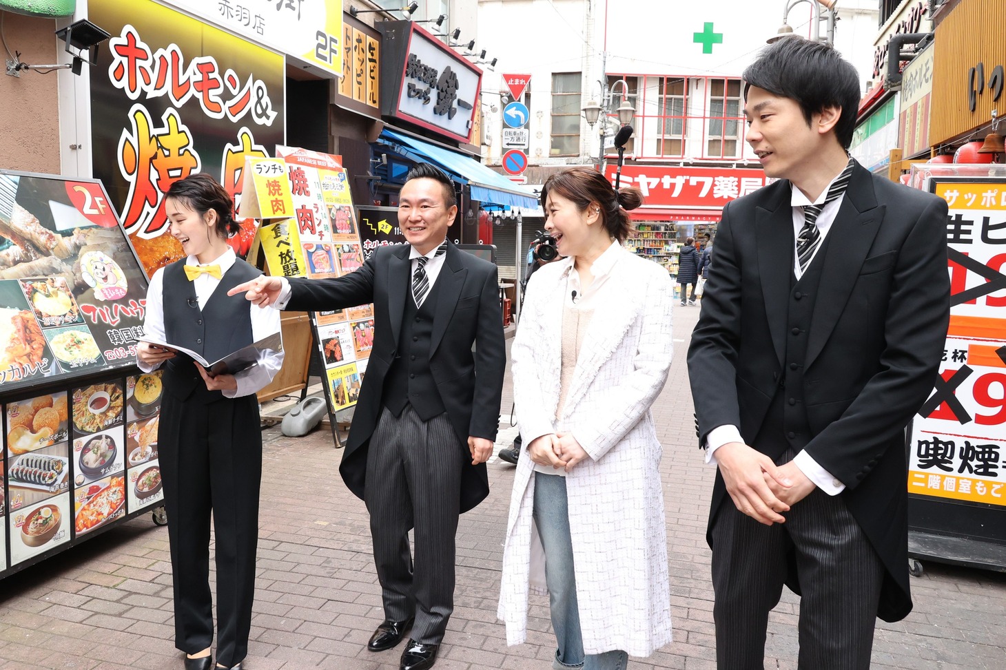 「街グルメをマジ探索！かまいまち」に出演する（左から）剛力彩芽、かまいまち山内、篠原涼子、かまいまち濱家。(c)フジテレビ