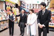 「街グルメをマジ探索!かまいまち」に出演する(左から)剛力彩芽、かまいまち山内、篠原涼子、かまいまち濱家。(c)フジテレビ