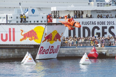 「Red Bull Flugtag Kobe 2015」の様子。(Suguru Saito / Red Bull Content Pool)