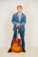 お見送り芸人しんいちの撮り下ろし写真。