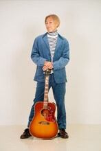 お見送り芸人しんいちの撮り下ろし写真。