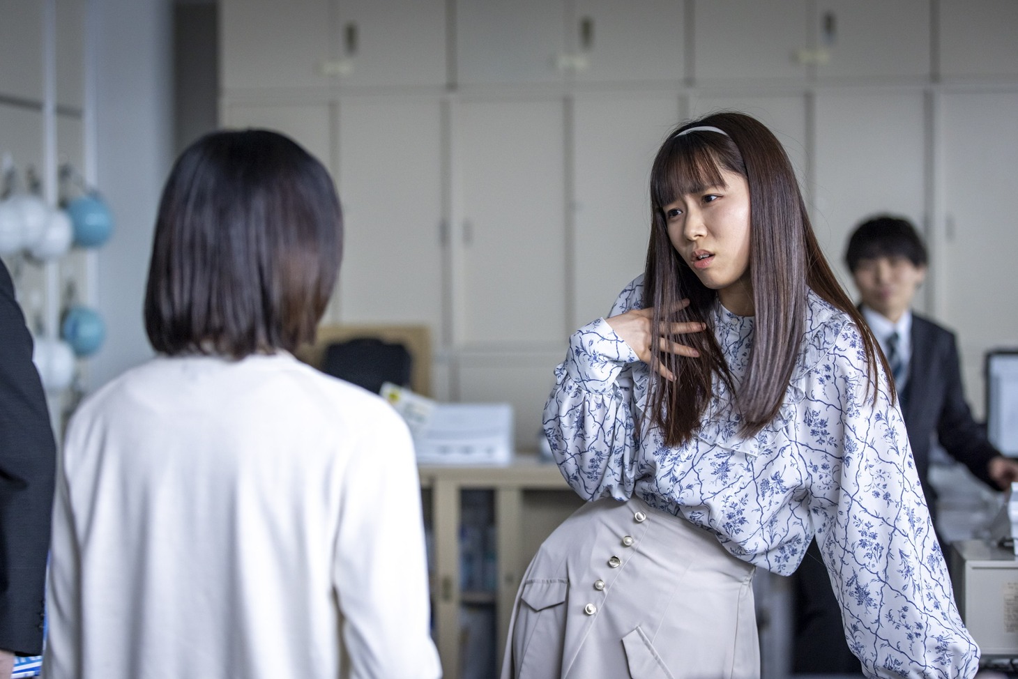 河邑ミク演じる矢野恵子。