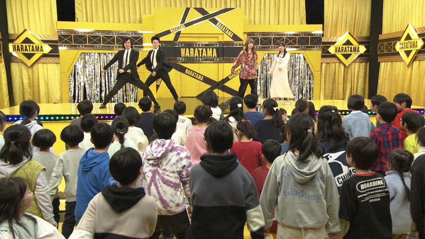 企画コーナーは子供たちと一緒にダンス対決。
