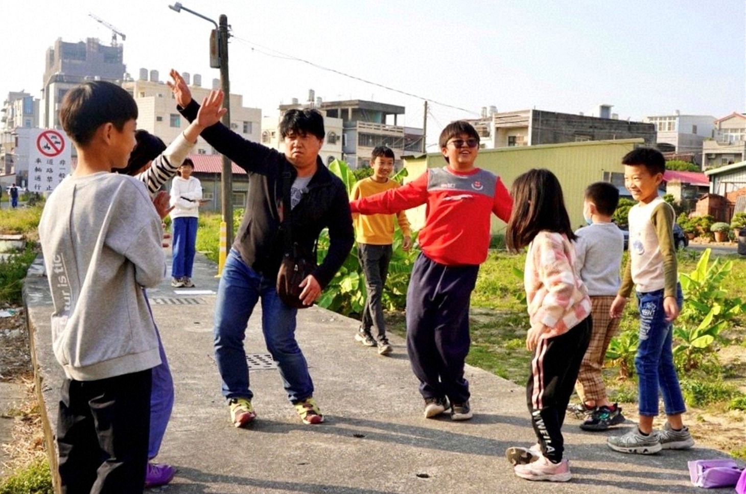 台湾で見たことのないダンスを教えてもらうスギちゃん。(c)BS朝日