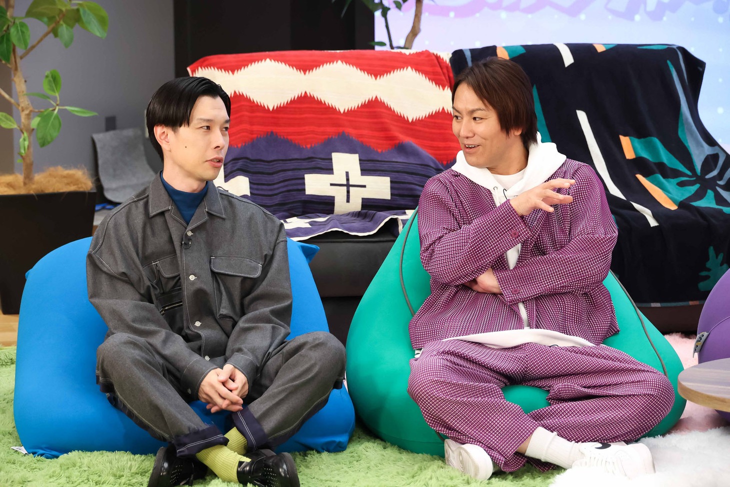 ハライチ岩井（左）と狩野英孝（右）。
