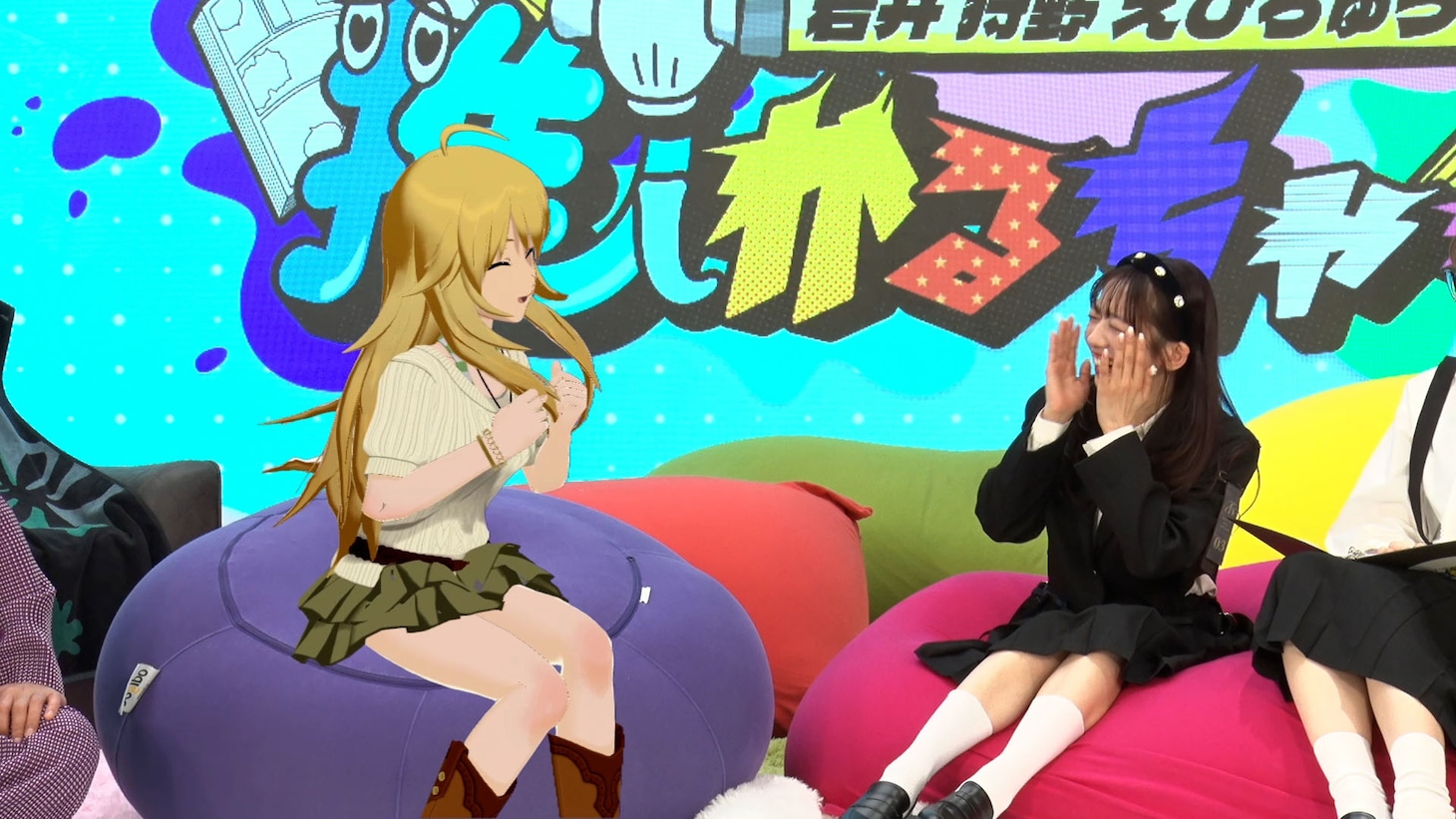真山りか（右）とトークする星井美希（左）。