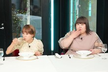 鈴木亜美（左）と3時のヒロインかなで（右）。