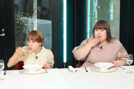 鈴木亜美（左）と3時のヒロインかなで（右）。