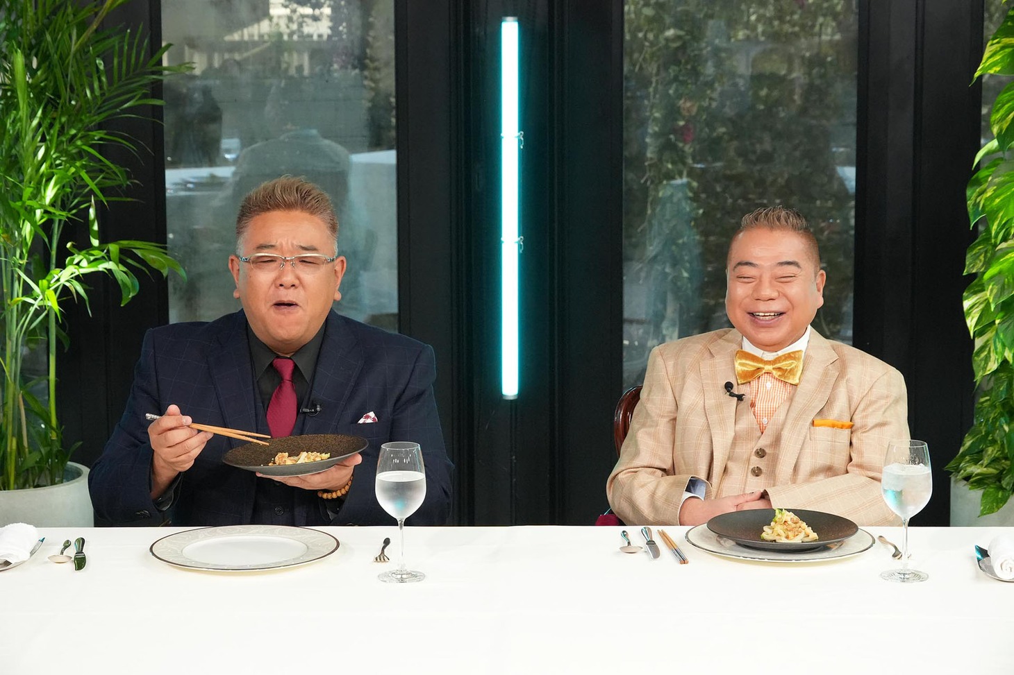 サンドウィッチマン伊達（左）と出川哲朗（右）。