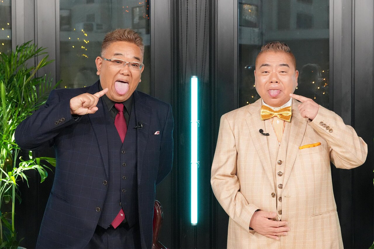 MCのサンドウィッチマン伊達（左）と出川哲朗（右）。