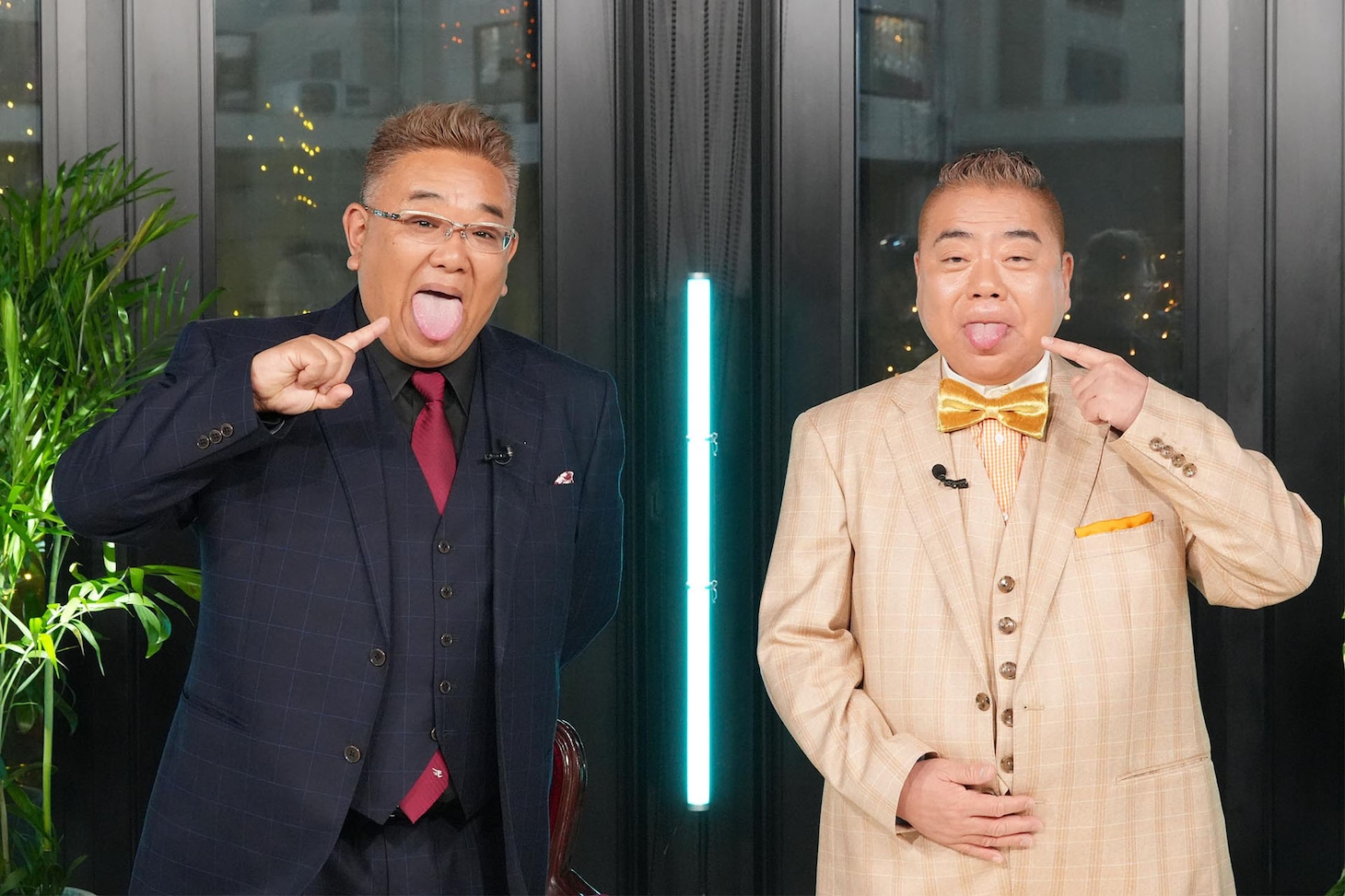 MCのサンドウィッチマン伊達（左）と出川哲朗（右）。