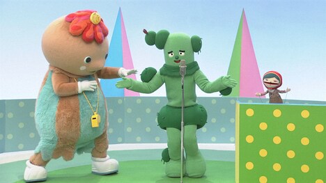 NON STYLE石田が声を当てるママと、サボさん、シュッシュによる漫才の様子。(c)NHK