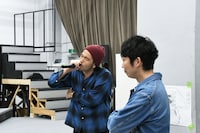 見取り図・盛山（左）のラップに耳を傾けるNON STYLE石田（右）。