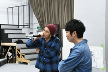 見取り図・盛山（左）のラップに耳を傾けるNON STYLE石田（右）。