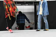 置いてあったドラムが気になって少し叩いてみる見取り図・盛山。