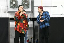 稽古に参加したアケガラス・King Boy（左）と見取り図・盛山（右）。