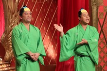 「ネタパレ」の「チャレンジパレード」で“ネタみくじ”を引いて出たジャンルのネタに挑む、すゑひろがりず。(c)フジテレビ