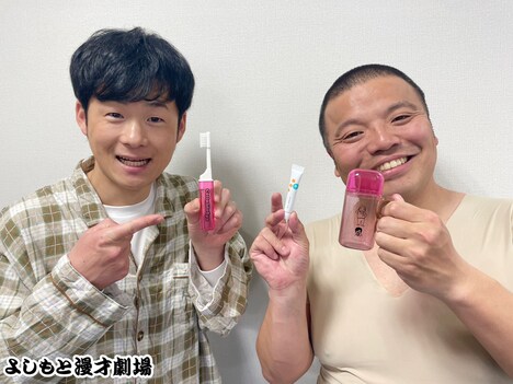 「セルライトスパの仕上げは大須賀さん歯ブラシ」を持つセルライトスパ。