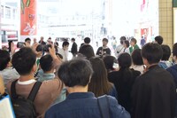 パンサー向井も出演した、ティッシュ配り現地からのラジオ生中継の様子。大勢のリスナーが駆けつけた。