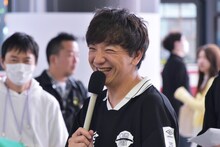 ラジオ生放送に出演中のパンサー向井。