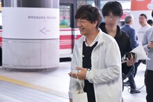 ティッシュ配りをスタートさせるパンサー向井。