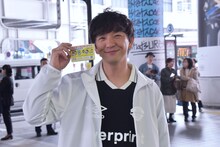 TBSラジオ3番組合同企画でティッシュ配りに臨んでいるパンサー向井。