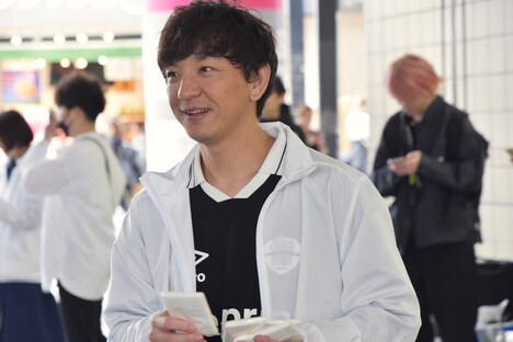 ティッシュ配りをするパンサー向井。