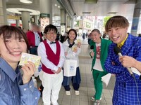 サツマカワRPGもティッシュ配りに参加しているイベントに、サプライズ的に姿を見せた、でか美ちゃん（左端）。