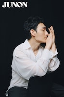 「JUNON」2024年6月号（主婦と生活社）より、草彅剛。