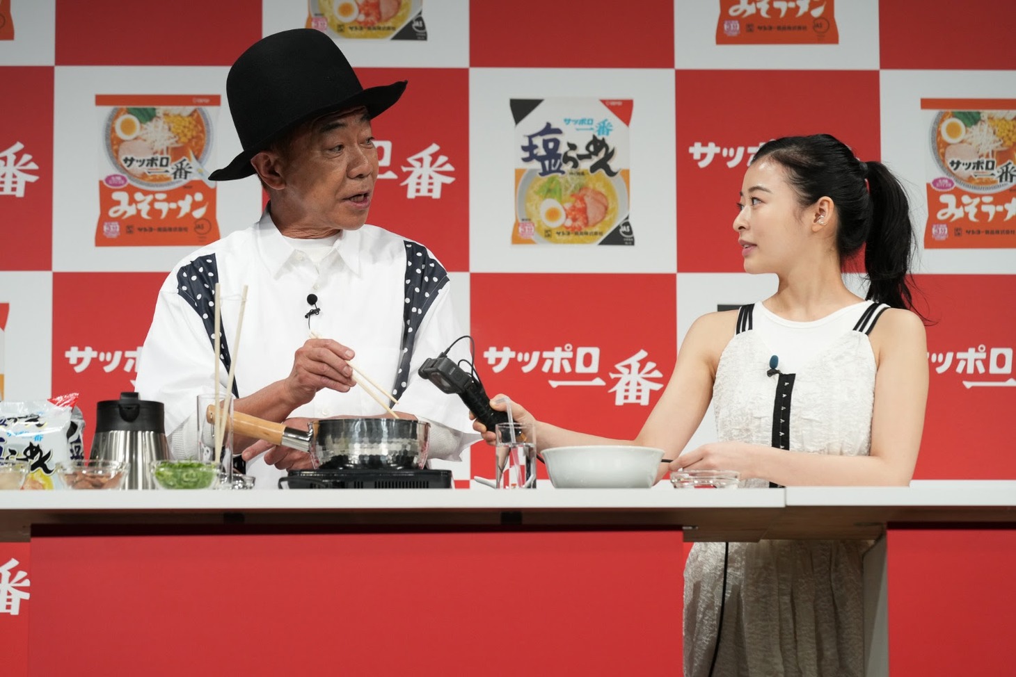 「サッポロ一番」新CM「ずっと好きだったんだぜ。」発表会で実際に「サッポロ一番 塩らーめん」を調理する木梨憲武（左）と、森七菜。