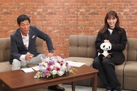 左から、明石家さんま、川口春奈。(c)フジテレビ