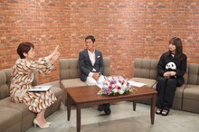 「心はロンリー」事前番組に出演する（左から）西山喜久恵アナ、明石家さんま、川口春奈。(c)フジテレビ