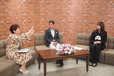 「心はロンリー」事前番組に出演する（左から）西山喜久恵アナ、明石家さんま、川口春奈。(c)フジテレビ