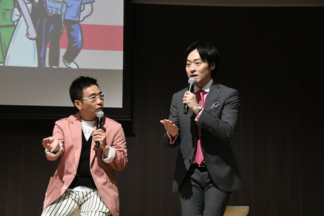 松本まりかが制作発表会見の台本を姿勢良く真剣に読み込んでいる様子を再現する川西賢志郎（右）。