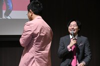 ボケ放題の八嶋智人を笑顔で見ている川西賢志郎（右）。