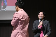 ボケ放題の八嶋智人を笑顔で見ている川西賢志郎（右）。