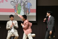 沢村一樹にトム・ブラウンの「ダメー」をやる、八嶋智人（中央）。