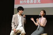 「あなたはうぶ」「うぶじゃないです」の言い争いをする松本まりか（右）と上杉柊平（左）。