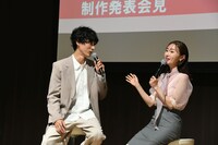 「あなたはうぶ」「うぶじゃないです」の言い争いをする松本まりか（右）と上杉柊平（左）。