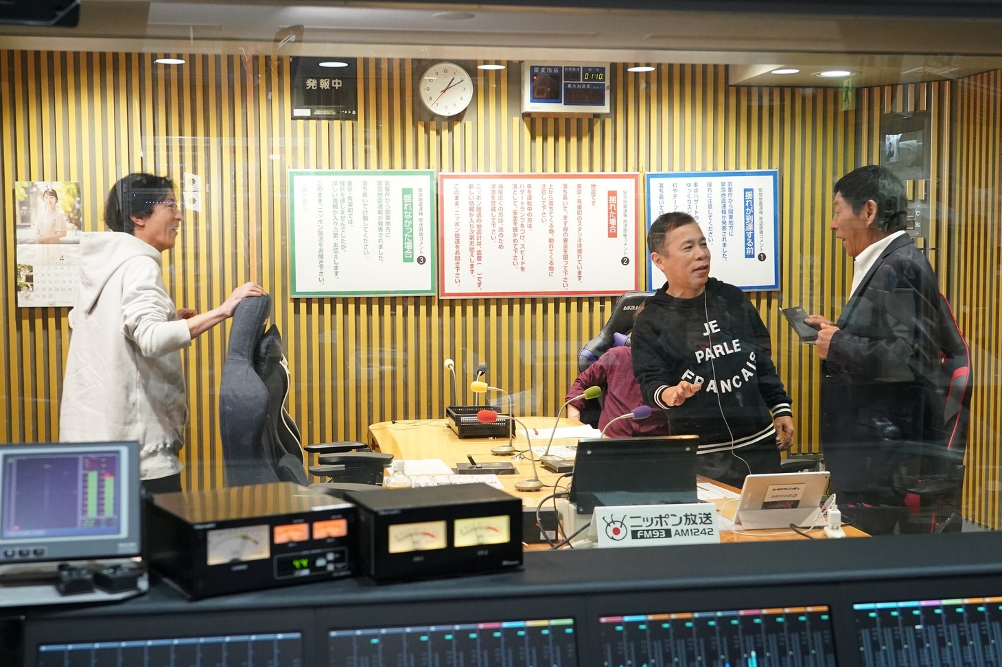 「ナインティナインのオールナイトニッポン」生放送に明石家さんま（右）が出演し、「心はロンリー 気持ちは『…』FINAL」の撮影を行ったワンシーン。(c)フジテレビ